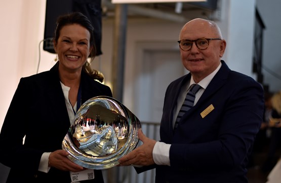 Mette Eistrøm Krüger, direktør for People & Corporate Affairs i Telenor modtog HR-prisen 2021 uddelt af DANSK HR
